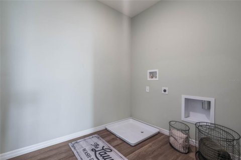 House in Tavares, Florida 5 bedrooms, 227.33 sq.m. № 1902071 - photo 25