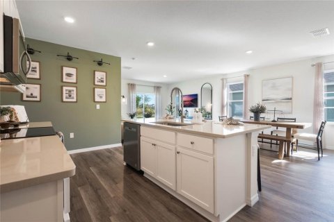 House in Tavares, Florida 5 bedrooms, 227.33 sq.m. № 1902071 - photo 11