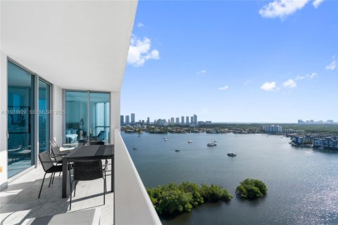 Condo in North Miami Beach, Florida, 2 bedrooms № 1988404 - photo 5
