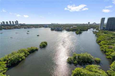 Condo in North Miami Beach, Florida, 2 bedrooms № 1988404 - photo 6