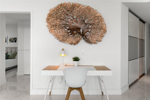 Condo in North Miami Beach, Florida, 2 bedrooms № 1988404 - photo 10