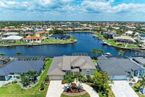 House in Punta Gorda, Florida 3 bedrooms, 298.12 sq.m. № 1741181 - photo 1