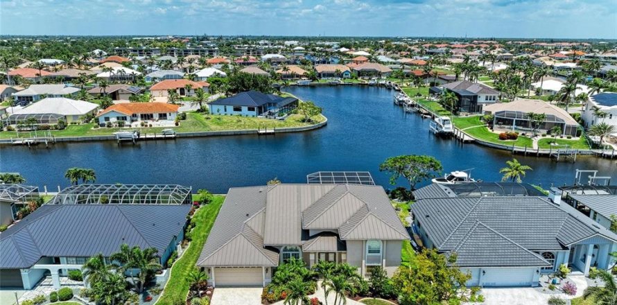 House in Punta Gorda, Florida 3 bedrooms, 298.12 sq.m. № 1741181