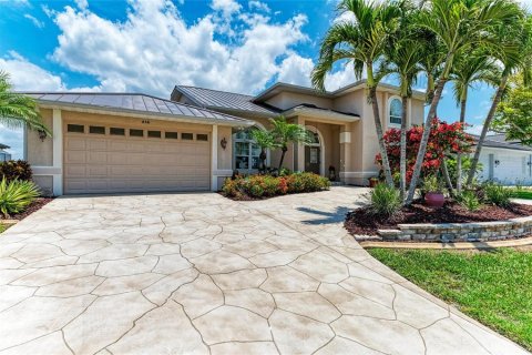 House in Punta Gorda, Florida 3 bedrooms, 298.12 sq.m. № 1741181 - photo 6