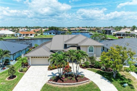 House in Punta Gorda, Florida 3 bedrooms, 298.12 sq.m. № 1741181 - photo 5