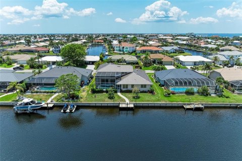 House in Punta Gorda, Florida 3 bedrooms, 298.12 sq.m. № 1741181 - photo 2