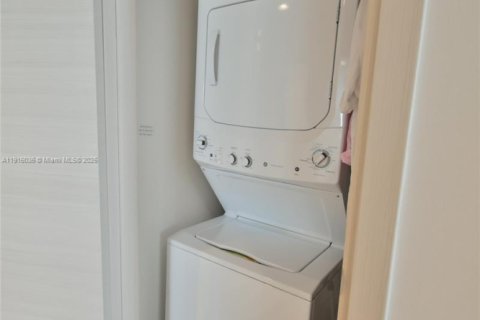 Condominio en alquiler en Miami, Florida, 3 dormitorios, 134.71 m2 № 2015986 - foto 13