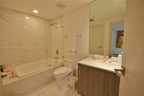Condominio en alquiler en Miami, Florida, 3 dormitorios, 134.71 m2 № 2015986 - foto 6