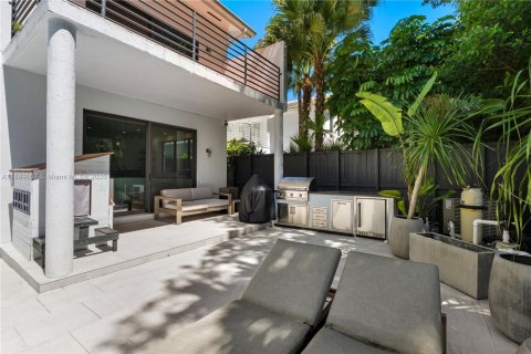 House in Miami, Florida 5 bedrooms, 337.42 sq.m. № 2013088 - photo 29