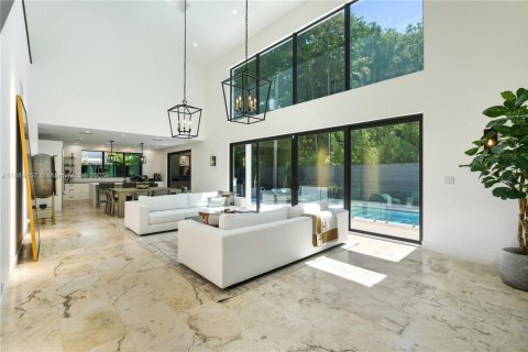 House in Miami, Florida 5 bedrooms, 337.42 sq.m. № 2013088 - photo 6