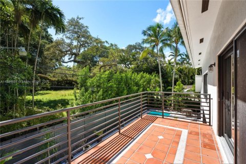 House in Miami, Florida 5 bedrooms, 337.42 sq.m. № 2013088 - photo 16