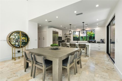 House in Miami, Florida 5 bedrooms, 337.42 sq.m. № 2013088 - photo 9