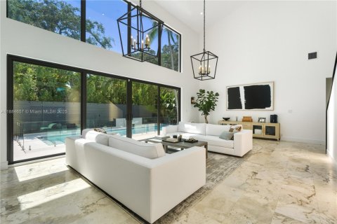 House in Miami, Florida 5 bedrooms, 337.42 sq.m. № 2013088 - photo 10