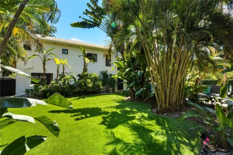 House in Miami, Florida 5 bedrooms, 337.42 sq.m. № 2013088 - photo 30