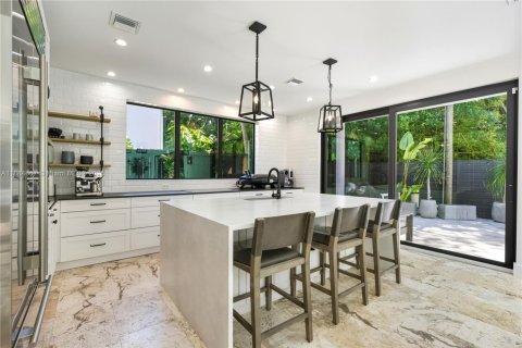 House in Miami, Florida 5 bedrooms, 337.42 sq.m. № 2013088 - photo 5