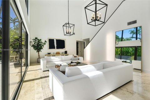 House in Miami, Florida 5 bedrooms, 337.42 sq.m. № 2013088 - photo 2
