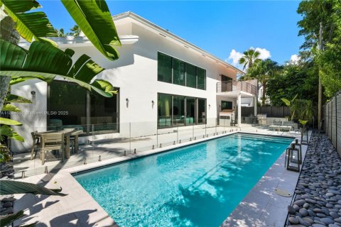 House in Miami, Florida 5 bedrooms, 337.42 sq.m. № 2013088