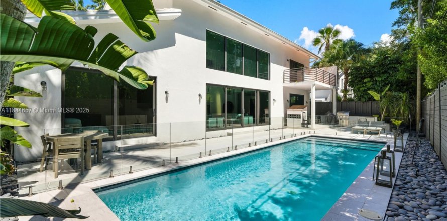 House in Miami, Florida 5 bedrooms, 337.42 sq.m. № 2013088