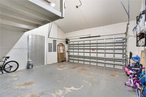 House in Miami, Florida 5 bedrooms, 337.42 sq.m. № 2013088 - photo 27