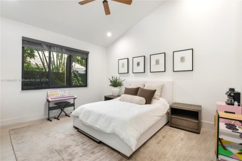 House in Miami, Florida 5 bedrooms, 337.42 sq.m. № 2013088 - photo 11