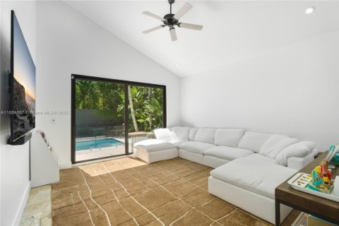 House in Miami, Florida 5 bedrooms, 337.42 sq.m. № 2013088 - photo 20