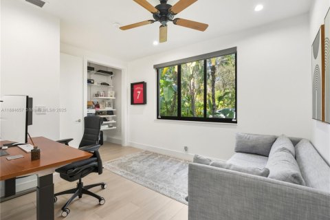 House in Miami, Florida 5 bedrooms, 337.42 sq.m. № 2013088 - photo 24