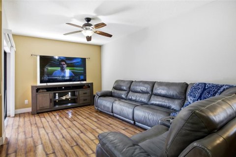 Townhouse in Wesley Chapel, Florida 3 bedrooms, 170.2 sq.m. № 2230850 - photo 10