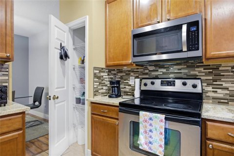 Townhouse in Wesley Chapel, Florida 3 bedrooms, 170.2 sq.m. № 2230850 - photo 8