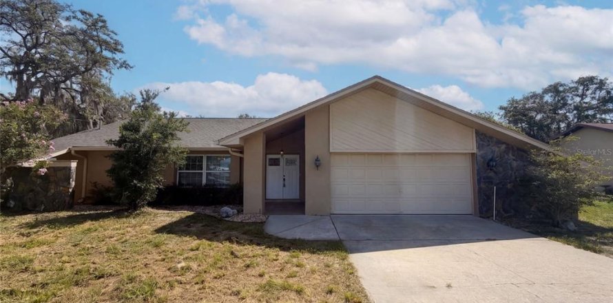 House in Spring Hill, Florida 3 bedrooms, 169.27 sq.m. № 2305182