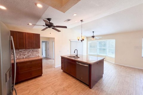 House in Spring Hill, Florida 3 bedrooms, 169.27 sq.m. № 2305182 - photo 8