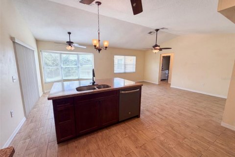 House in Spring Hill, Florida 3 bedrooms, 169.27 sq.m. № 2305182 - photo 11