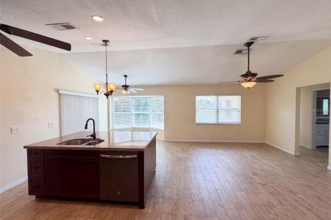 House in Spring Hill, Florida 3 bedrooms, 169.27 sq.m. № 2305182 - photo 12