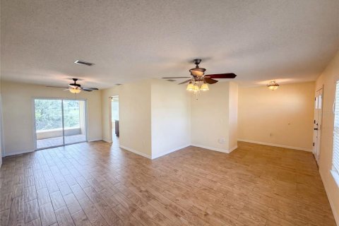 House in Spring Hill, Florida 3 bedrooms, 169.27 sq.m. № 2305182 - photo 13