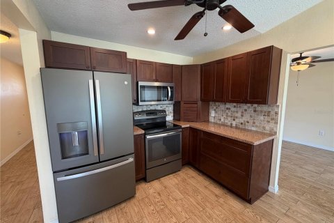 House in Spring Hill, Florida 3 bedrooms, 169.27 sq.m. № 2305182 - photo 6