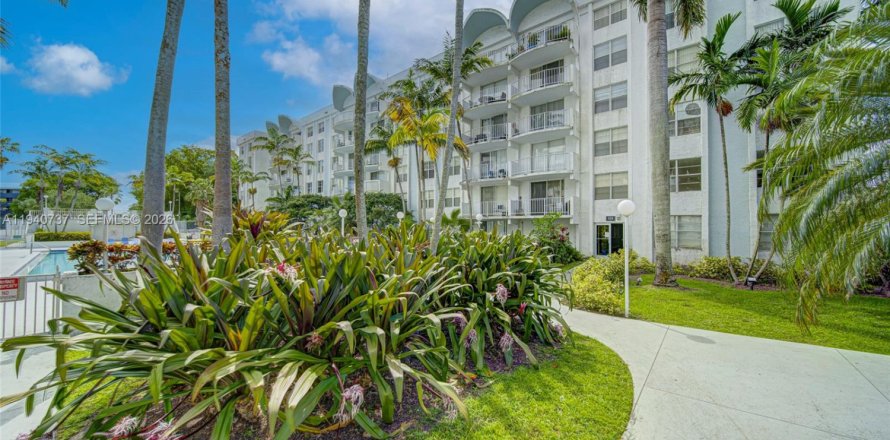 Кондоминиум с 2 спальнями в Майами, Флорида № 1999074