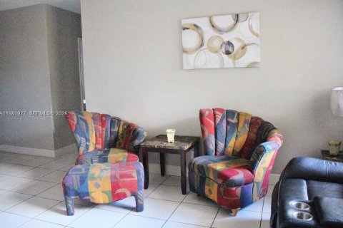 House in Lauderhill, Florida 4 bedrooms, 214.88 sq.m. № 2043222 - photo 8