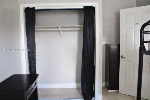 House in Lauderhill, Florida 4 bedrooms, 214.88 sq.m. № 2043222 - photo 24