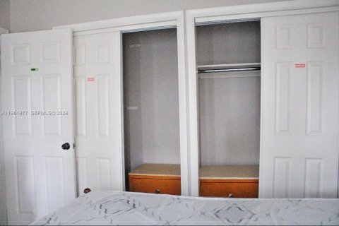 House in Lauderhill, Florida 4 bedrooms, 214.88 sq.m. № 2043222 - photo 22