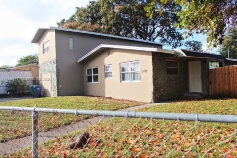 House in Lauderhill, Florida 4 bedrooms, 214.88 sq.m. № 2043222 - photo 2
