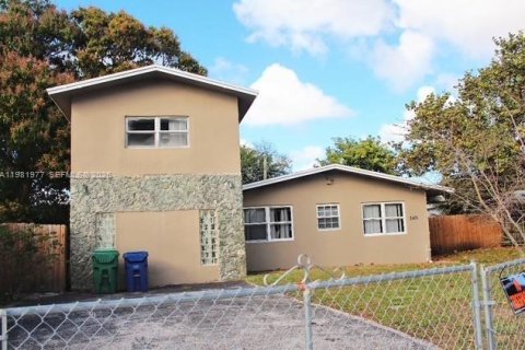 House in Lauderhill, Florida 4 bedrooms, 214.88 sq.m. № 2043222