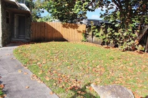 House in Lauderhill, Florida 4 bedrooms, 214.88 sq.m. № 2043222 - photo 6