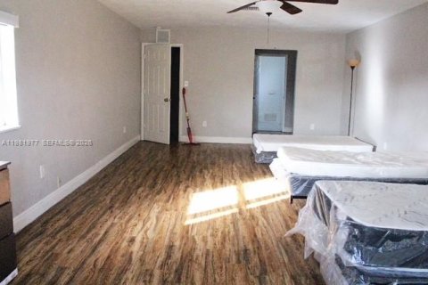 House in Lauderhill, Florida 4 bedrooms, 214.88 sq.m. № 2043222 - photo 13