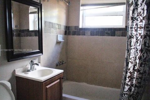House in Lauderhill, Florida 4 bedrooms, 214.88 sq.m. № 2043222 - photo 17