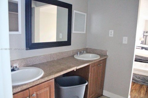 House in Lauderhill, Florida 4 bedrooms, 214.88 sq.m. № 2043222 - photo 11