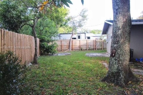 House in Lauderhill, Florida 4 bedrooms, 214.88 sq.m. № 2043222 - photo 5