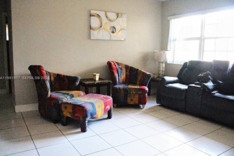 House in Lauderhill, Florida 4 bedrooms, 214.88 sq.m. № 2043222 - photo 9