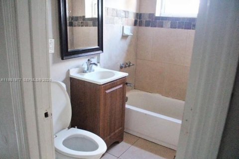 House in Lauderhill, Florida 4 bedrooms, 214.88 sq.m. № 2043222 - photo 21