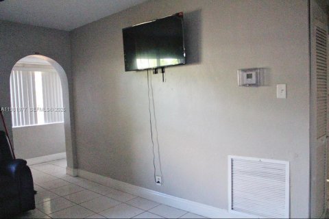 House in Lauderhill, Florida 4 bedrooms, 214.88 sq.m. № 2043222 - photo 12