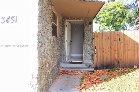 House in Lauderhill, Florida 4 bedrooms, 214.88 sq.m. № 2043222 - photo 7