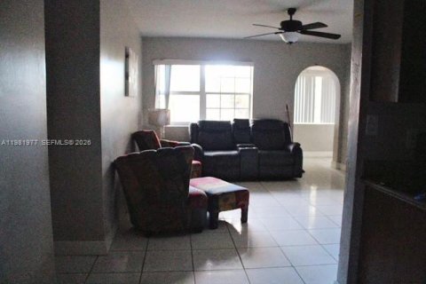 House in Lauderhill, Florida 4 bedrooms, 214.88 sq.m. № 2043222 - photo 18